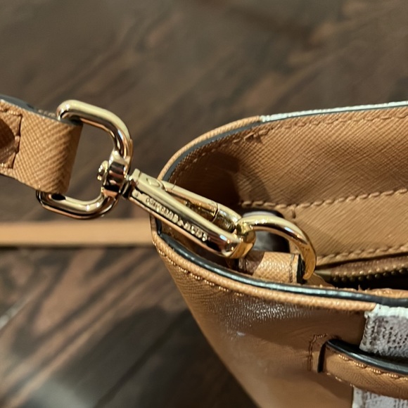 Michael Kors Adjustable Cross Body Bag - With Functional Lock & Key ๐๐ - Picture 7 of 8